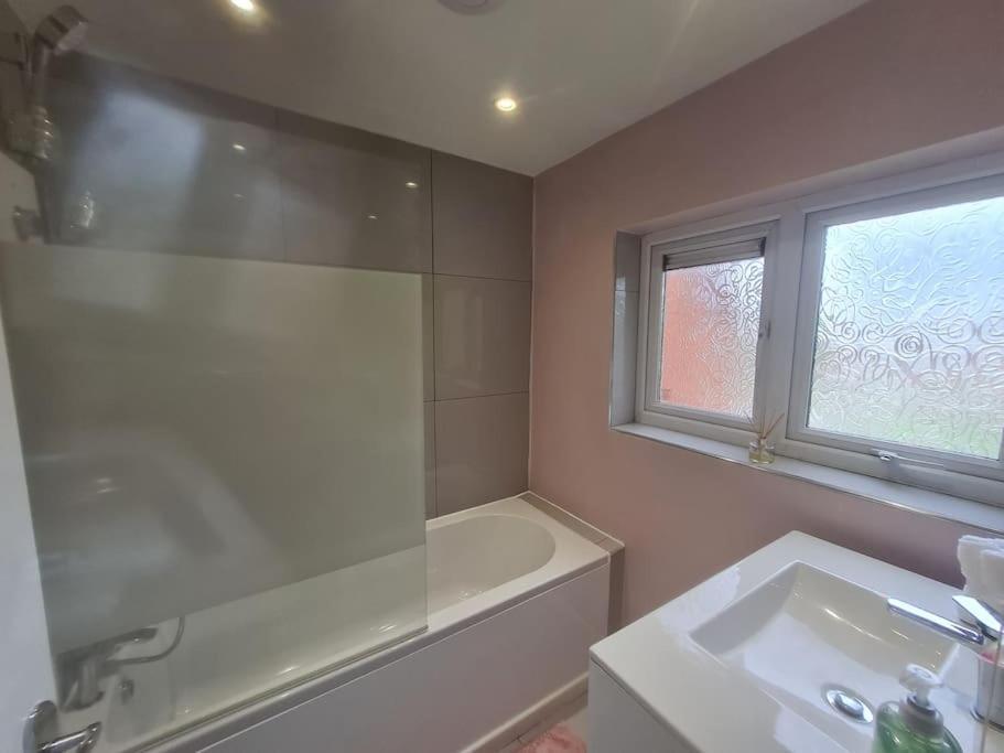 A&S Properties, No Guest Fees, Bank Transfe Deposit Available Wolverhampton Dış mekan fotoğraf