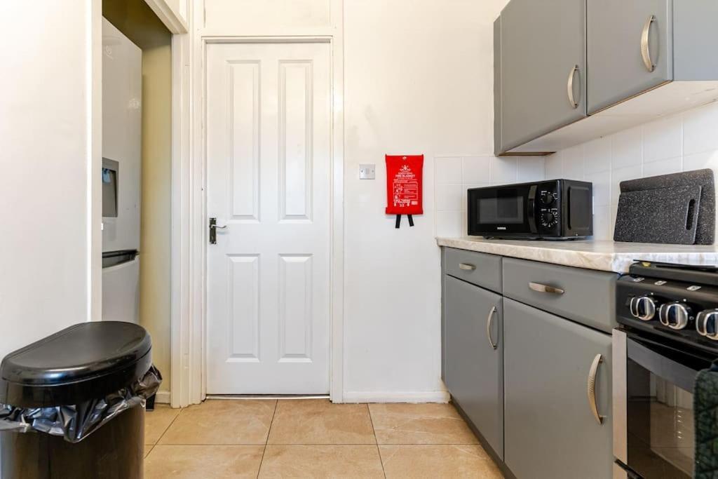 A&S Properties, No Guest Fees, Bank Transfe Deposit Available Wolverhampton Dış mekan fotoğraf