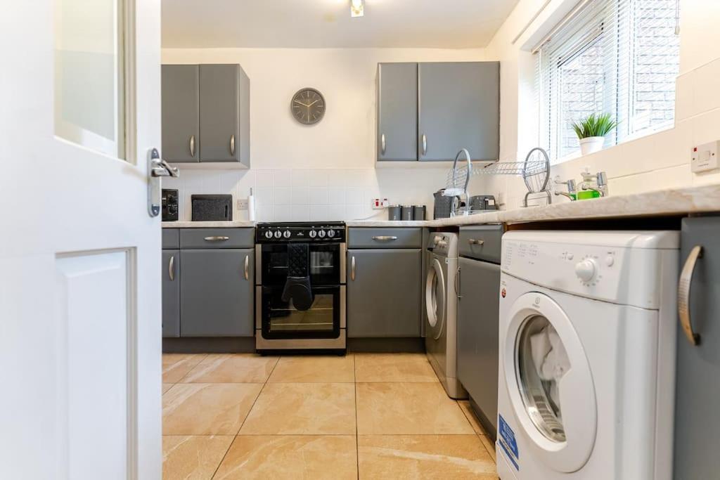 A&S Properties, No Guest Fees, Bank Transfe Deposit Available Wolverhampton Dış mekan fotoğraf