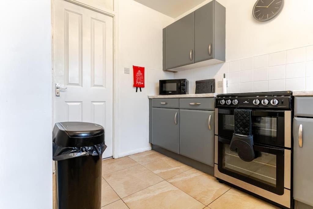 A&S Properties, No Guest Fees, Bank Transfe Deposit Available Wolverhampton Dış mekan fotoğraf