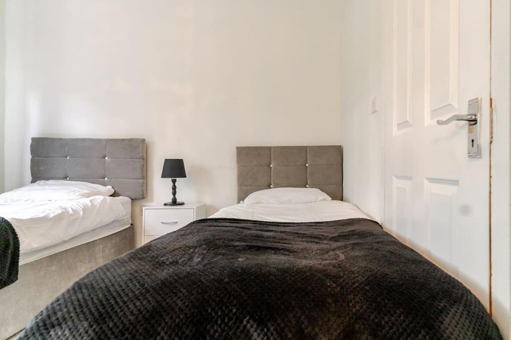 A&S Properties, No Guest Fees, Bank Transfe Deposit Available Wolverhampton Dış mekan fotoğraf