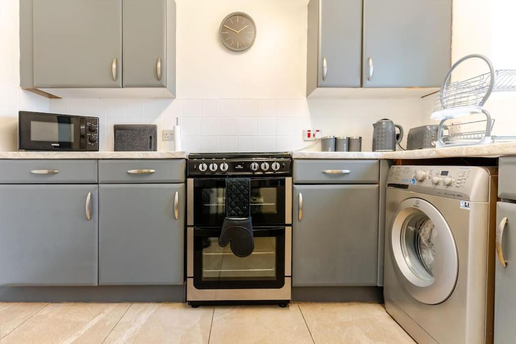 A&S Properties, No Guest Fees, Bank Transfe Deposit Available Wolverhampton Dış mekan fotoğraf